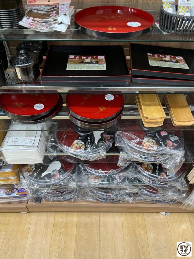 ダイソー 東戸塚のキッチン売り場に並ぶ多様盆、オードブルパック 角型（2026年8月14日撮影）