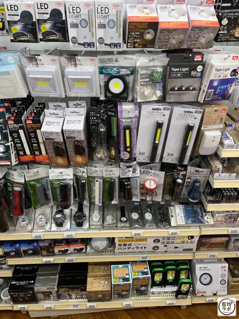 ワッツ 東戸塚の旅行・防災売り場に並ぶLEDキャップライト、人感センサーライト（ボールタイプ）など計20商品（2026年8月15日撮影）