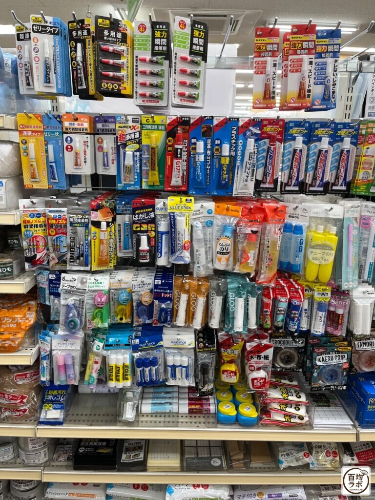 ワッツ 東戸塚の文房具売り場に並ぶゼリータイプ 強力瞬間接着剤、多用途 強力瞬間接着剤など計20商品（2026年8月15日撮影）