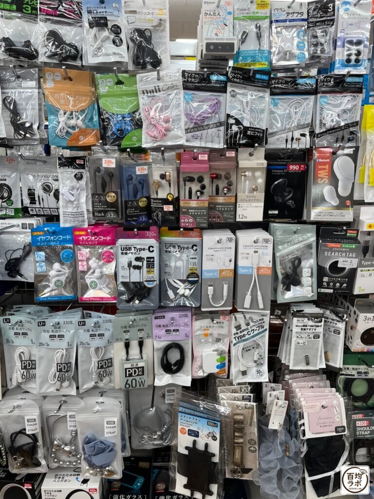 ワッツ 東戸塚のスマホ用品売り場に並ぶステレオイヤホン（音がクリアに聴こえる）、ステレオイヤホンなど計19商品（2026年8月15日撮影）
