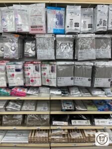 スーツカバーの100均売り場写真