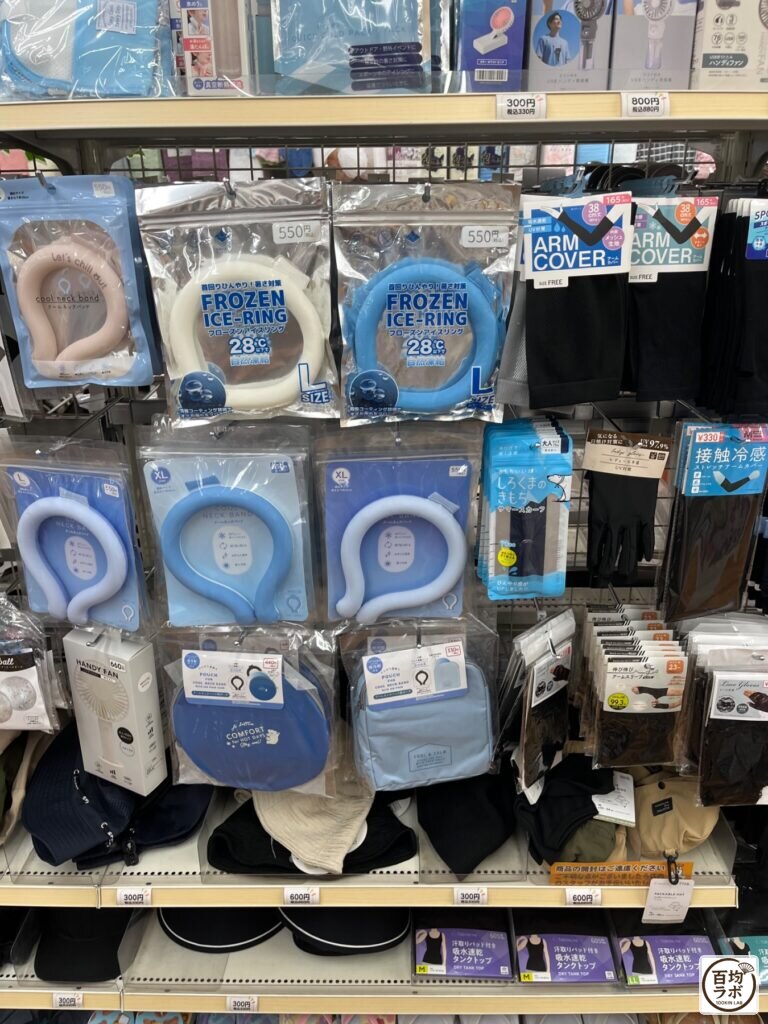 ワッツ 東戸塚のファッション・服飾売り場に並ぶクールネックバンド、フローズンアイスリング Lサイズなど計11商品(2026年8月16日撮影)