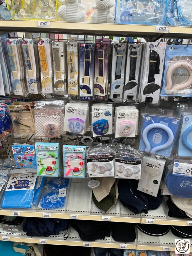 ワッツ 東戸塚のペット用品売り場に並ぶクリアポーチ、扇子など計11商品(2026年8月16日撮影)