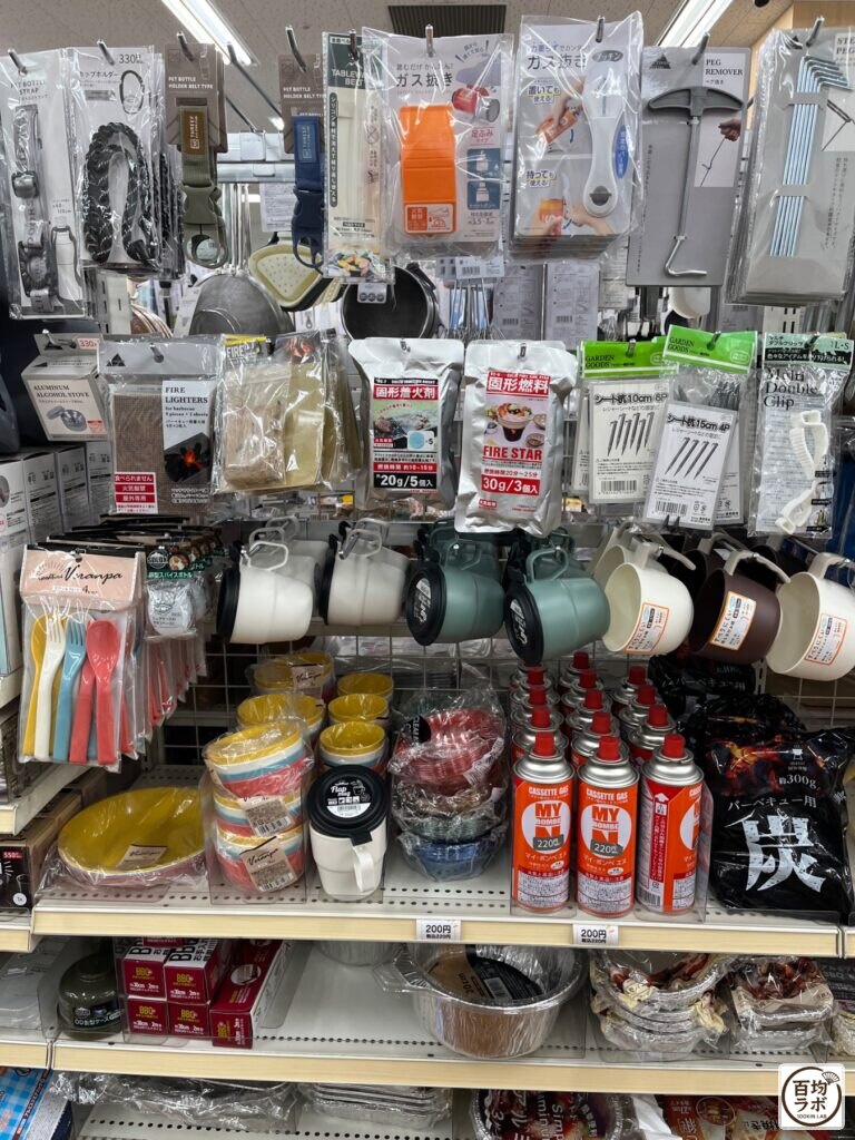 ワッツ 東戸塚のペット用品売り場に並ぶペットボトルホルダー（ベルトタイプ）、ペットボトルホルダー（ストラップタイプ）など計14商品（2026年8月16日撮影）