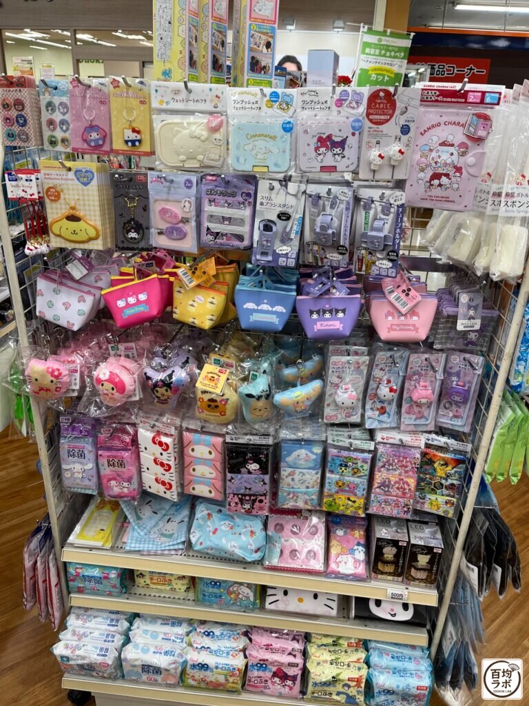 ワッツ 東戸塚のスマホ用品売り場に並ぶウェットシートのフタ、ケーブルプロテクターなど計16商品(2026年8月16日撮影)