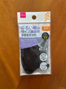 ゆるい靴のサイズ調整用 かかとパッド 薄めをダイソーで購入した口コミ写真(1枚目)