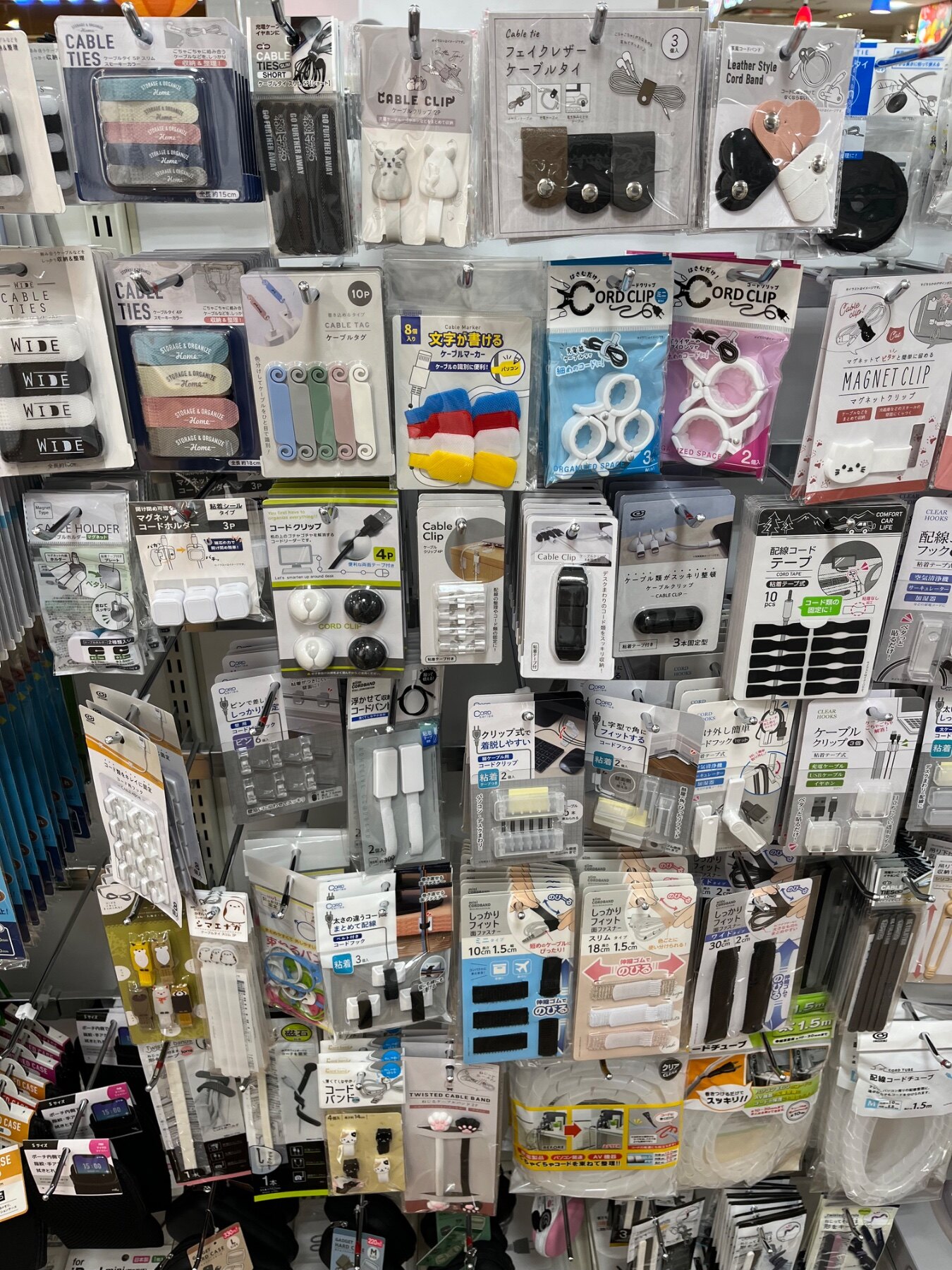 キャンドゥ 東戸塚の電池・電気小物売り場に並ぶケーブルタイ スリム、ケーブルタイ SHORTなど計19商品(2026年9月12日撮影)