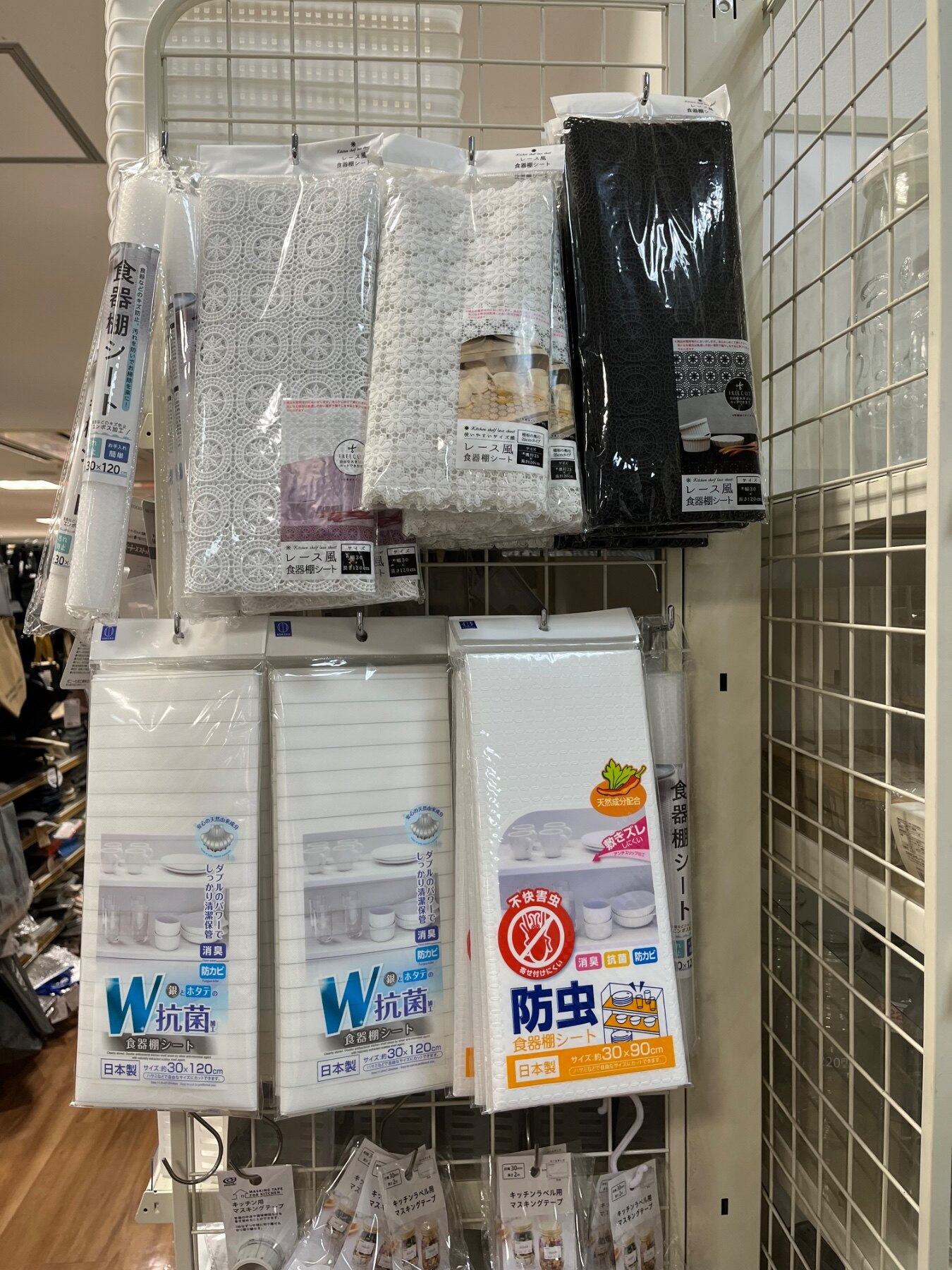 キャンドゥ 東戸塚のキッチン売り場に並ぶレース風食器棚シート、食器棚シートなど計6商品（2026年9月12日撮影）