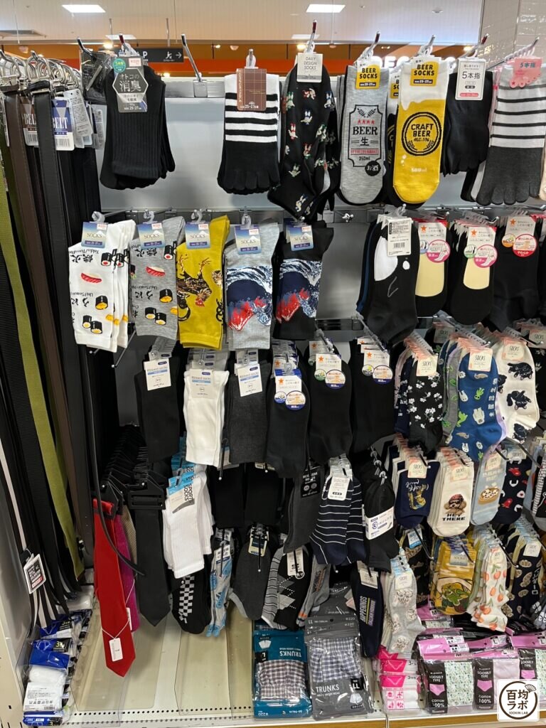 キャンドゥ 東戸塚のファッション・服飾売り場に並ぶベルト、消臭靴下など計14商品（2026年9月12日撮影）