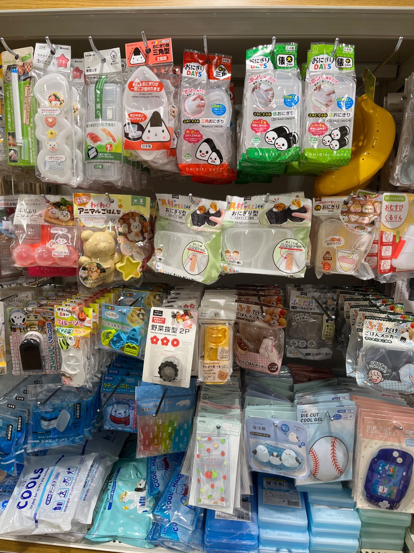 キャンドゥ 東戸塚のキッチン売り場に並ぶおにぎりプチ、寿司っ子など計16商品（2026年9月12日撮影）