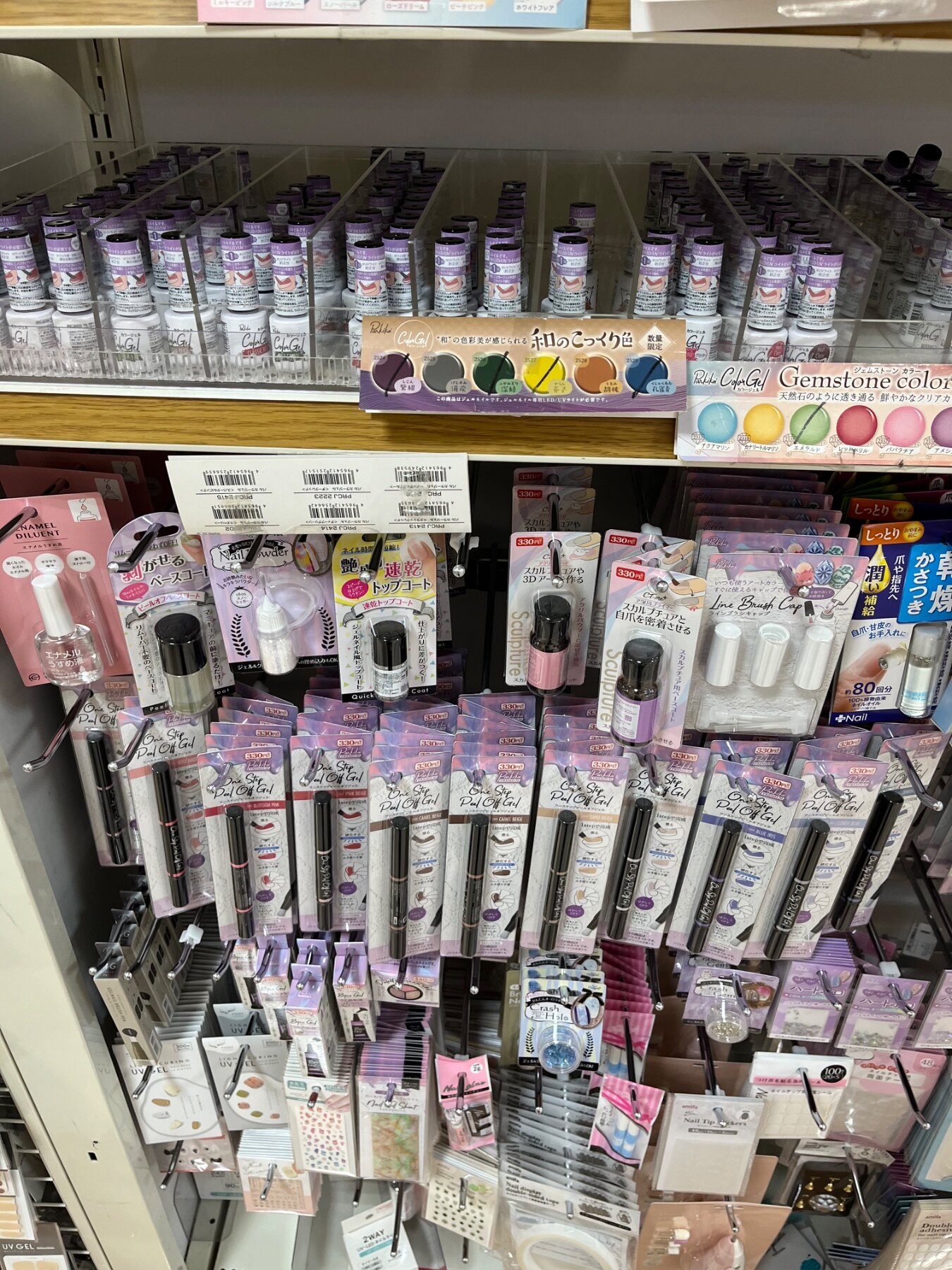 キャンドゥ 東戸塚のコスメ・美容売り場に並ぶカラージェル、ジェムストーンカラー ジェルなど計7商品（2026年9月12日撮影）