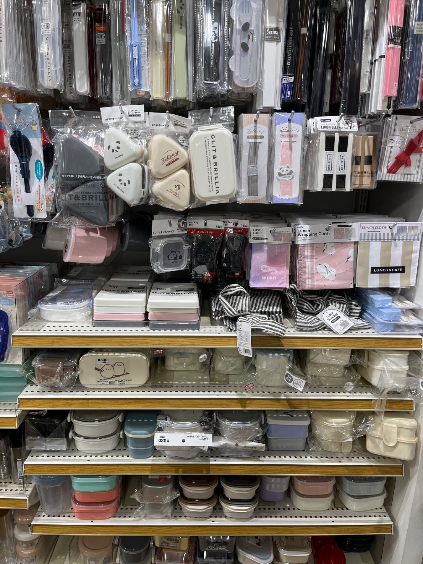 キャンドゥ 東戸塚の収納売り場に並ぶスープジャーケース、おにぎりケース 2個用など計8商品（2026年9月12日撮影）
