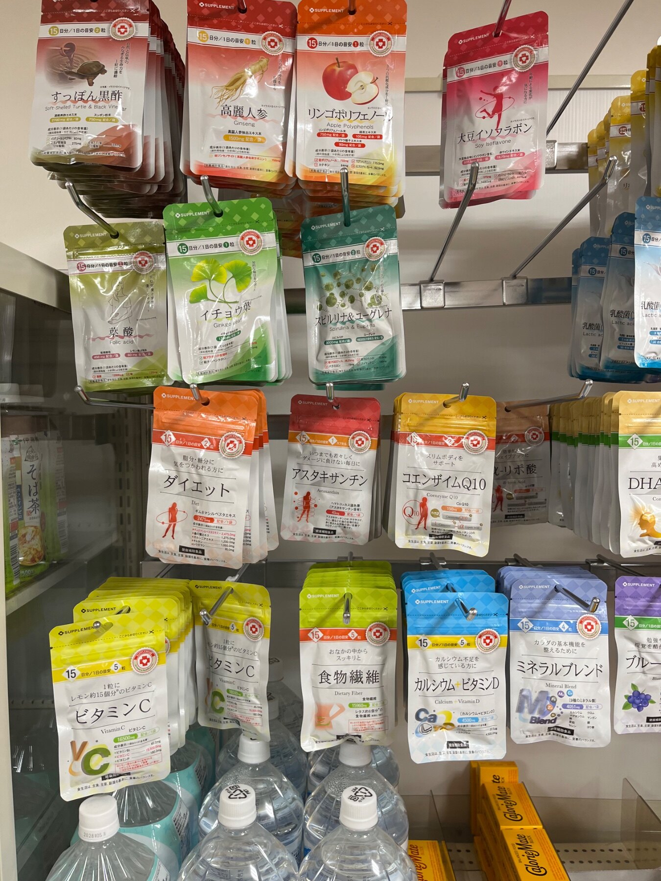 キャンドゥ 東戸塚の食品・飲料売り場に並ぶすっぽん黒酢、高麗人参など計17商品（2026年9月12日撮影）