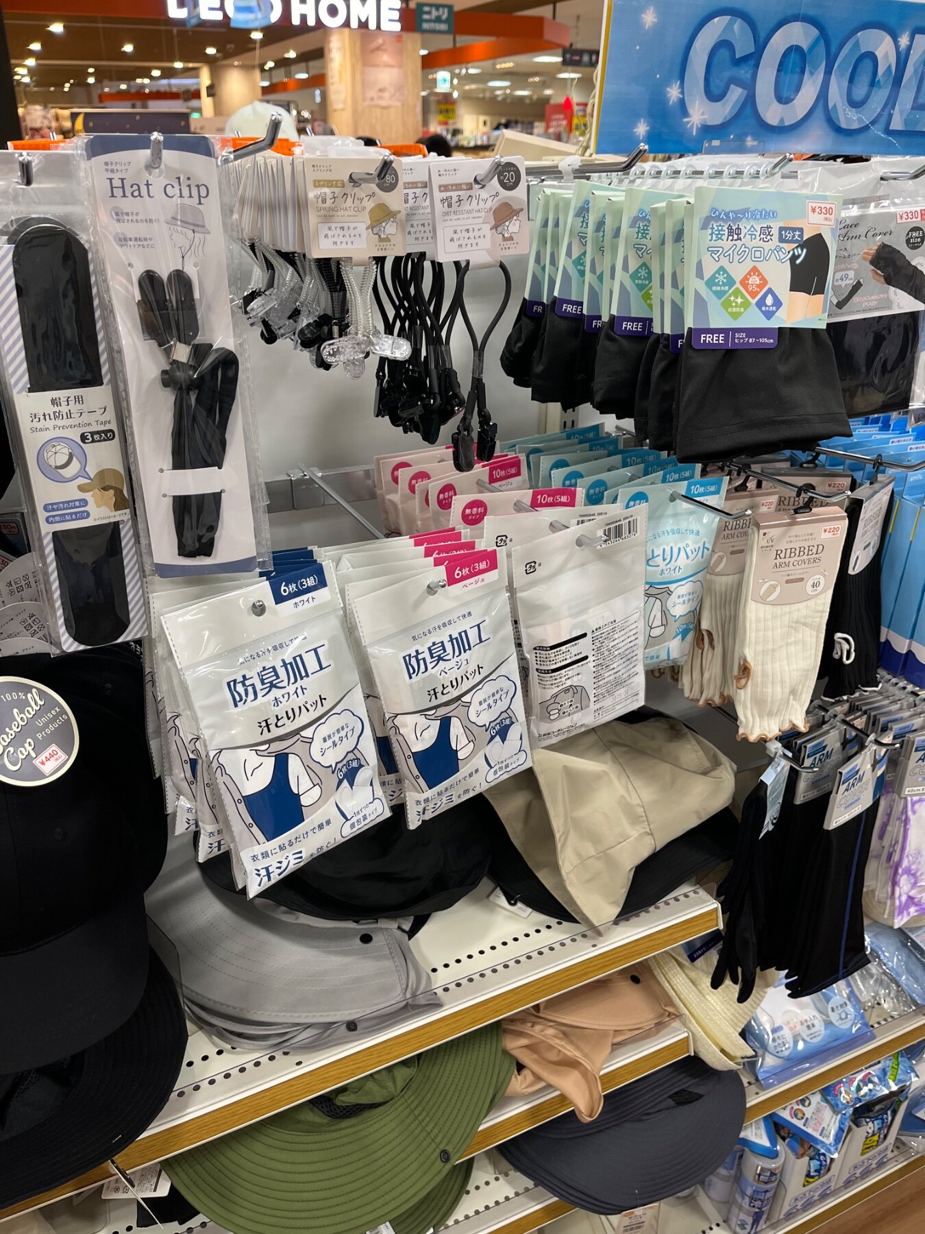 キャンドゥ 東戸塚のファッション・服飾売り場に並ぶ帽子用汚れ防止テープ、帽子クリップ 80cmなど計7商品(2026年9月13日撮影)