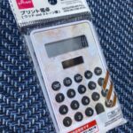 プリント電卓 ストーン調 ダイソー 小さくて薄くて軽い。持ち運びに便利。