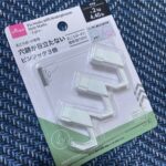 穴跡が目立たないピンフック3個 ダイソー 耐荷量2kgでかばんもかけれて丈夫